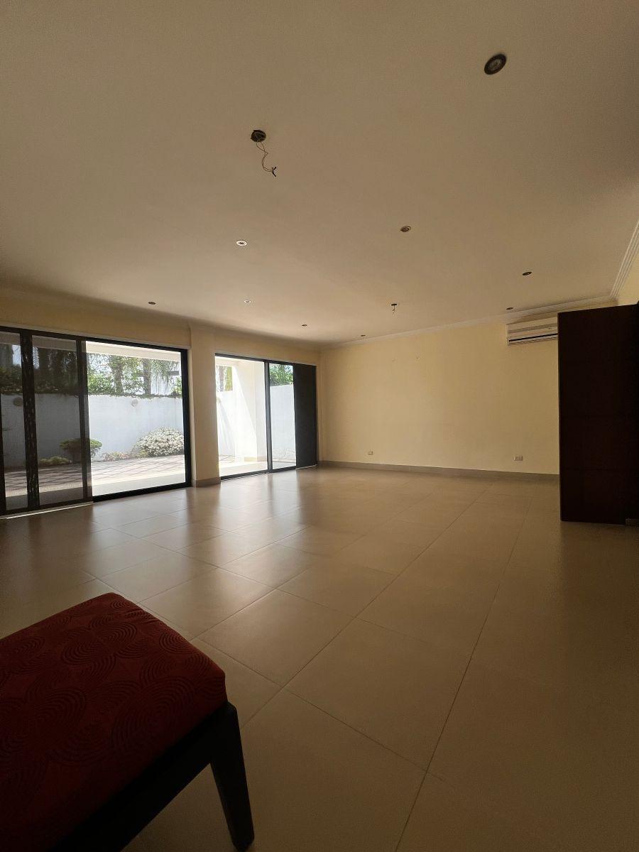 En Venta Casa de Oportunidad con Lindo Patio, Urb. Terrasol - Km. 7.5 Samborondon - Area 291 m², Guayas — imagen 9