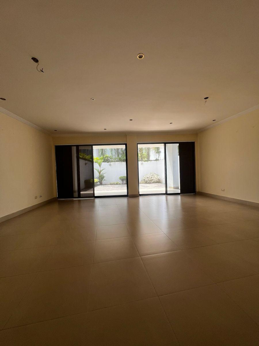 En Venta Casa de Oportunidad con Lindo Patio, Urb. Terrasol - Km. 7.5 Samborondon - Area 291 m², Guayas — imagen 8