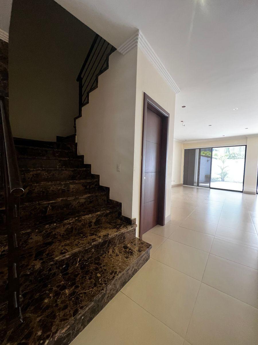 En Venta Casa de Oportunidad con Lindo Patio, Urb. Terrasol - Km. 7.5 Samborondon - Area 291 m², Guayas — imagen 7