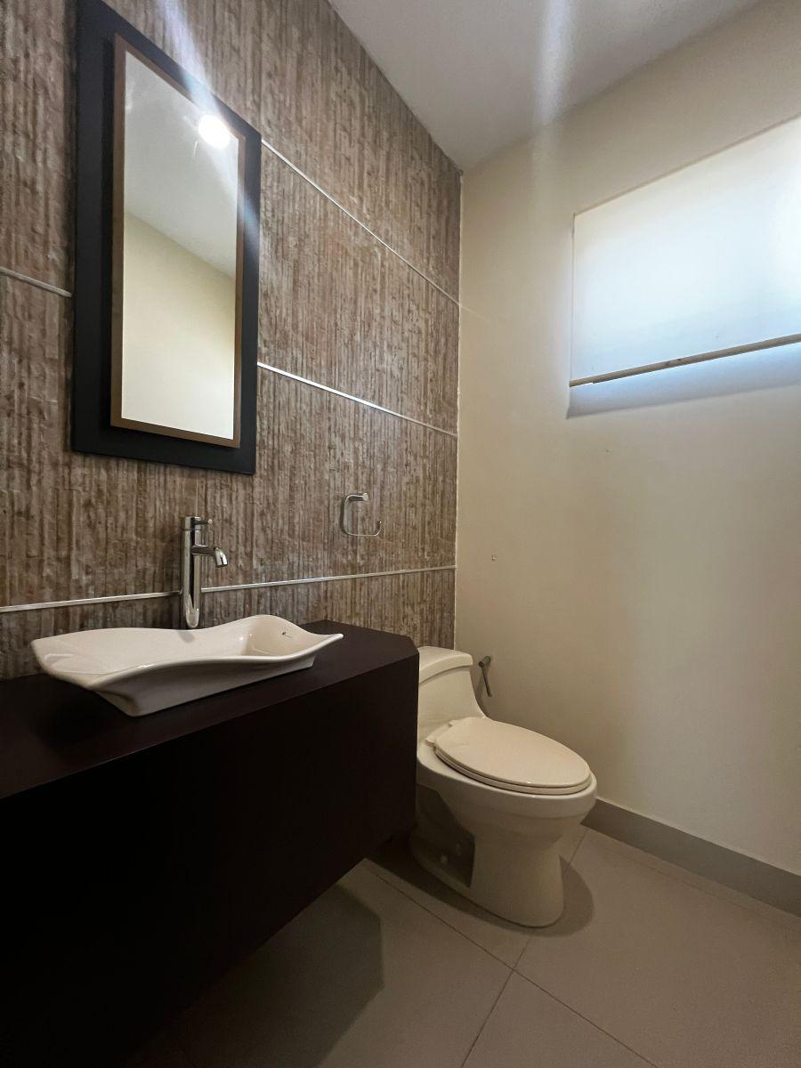 En Venta Casa de Oportunidad con Lindo Patio, Urb. Terrasol - Km. 7.5 Samborondon - Area 291 m², Guayas — imagen 6