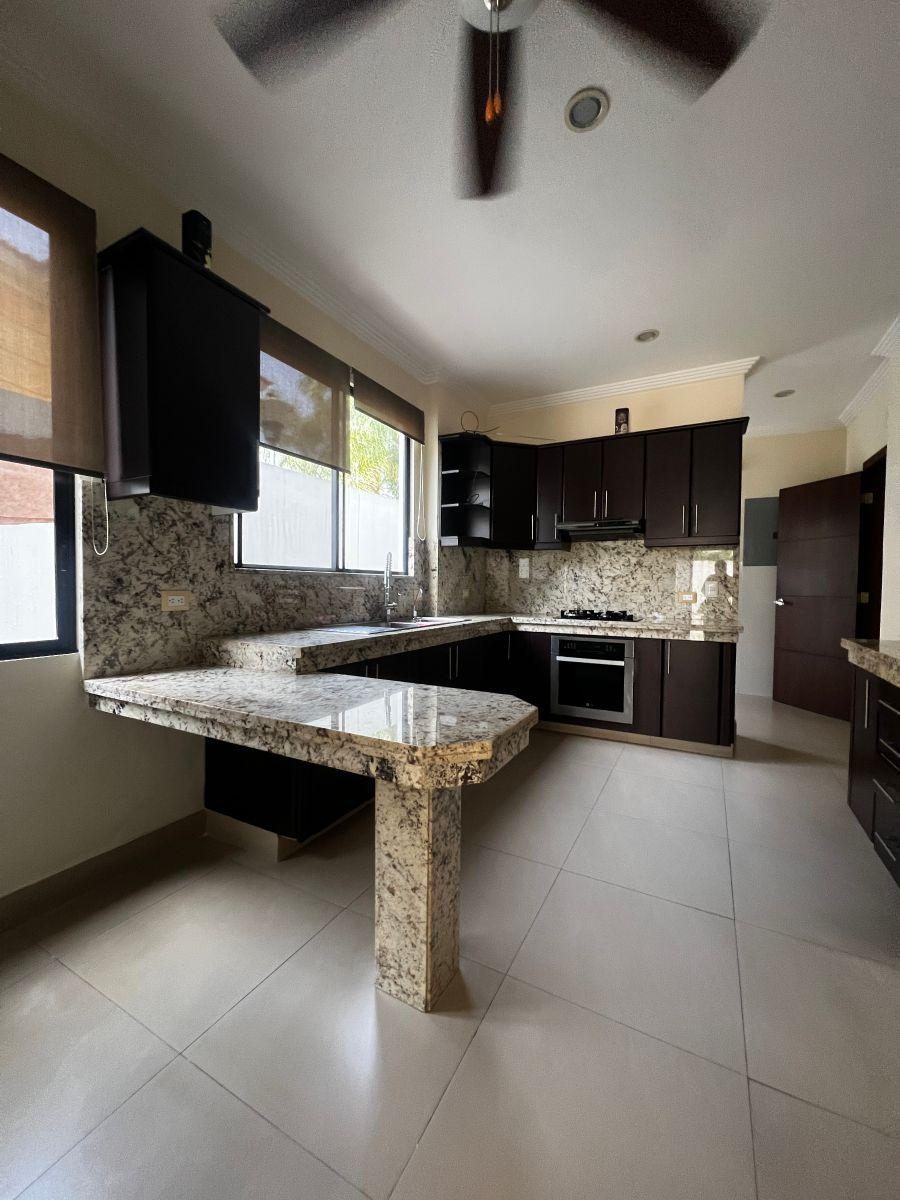 En Venta Casa de Oportunidad con Lindo Patio, Urb. Terrasol - Km. 7.5 Samborondon - Area 291 m², Guayas — imagen 3