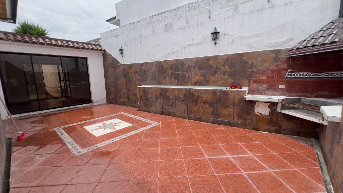 Casa en Venta, Urbanización El Condado, 3 Dorm., Jardín — imagen 4