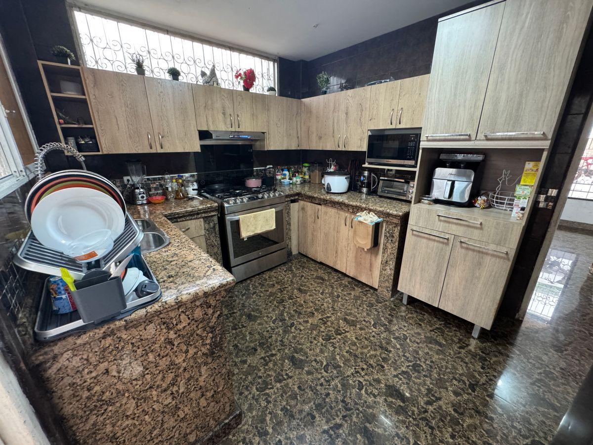 Se Vende Casa de 5 Dorm. en Urdesa Norte, Sector con Portón. Guayas — imagen 9