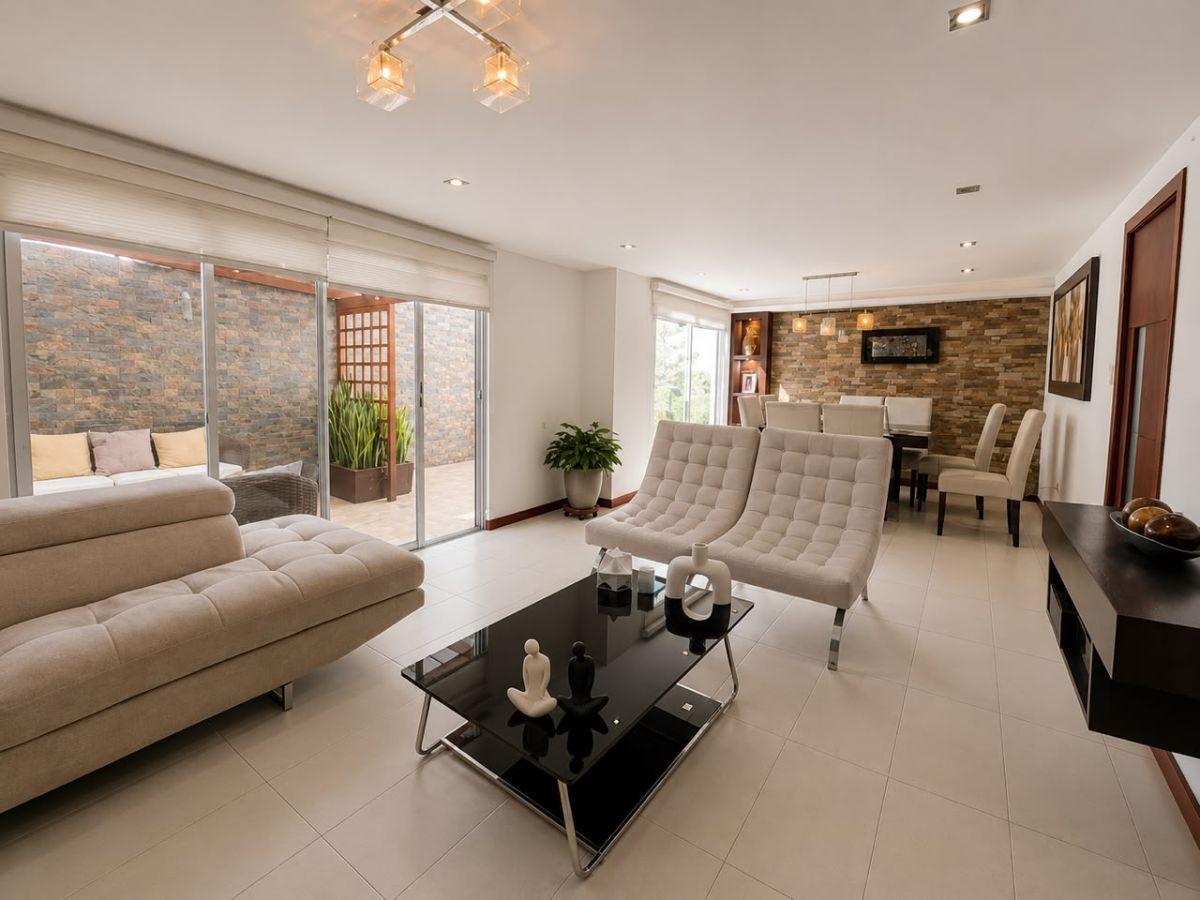 En Venta Casa de Cuatro Dorm. Dentro de Conjunto 179 m² - Tumbaco — imagen 8