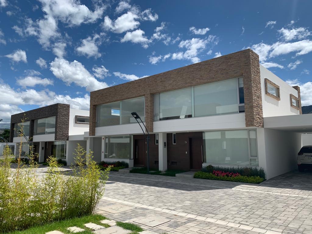 Hermosa Casa Esquinera en Venta en El Mejor Sector de Tumbaco - Villa Ventura — imagen 10
