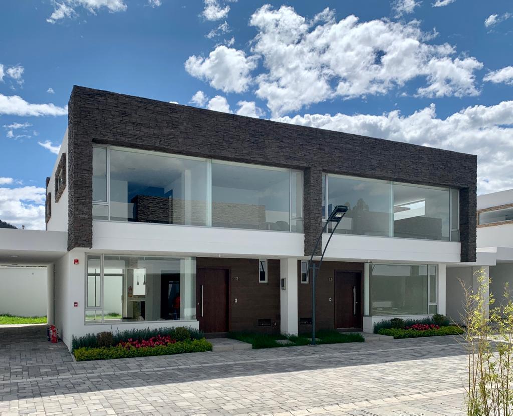 Hermosa Casa Esquinera en Venta en El Mejor Sector de Tumbaco - Villa Ventura — imagen 9