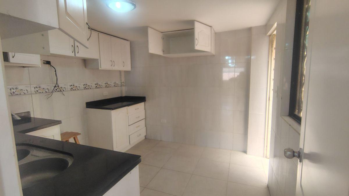 En Venta/ Renta Hermosa y Muy Comoda Casa, 4 Dorm., 2 Garajes, Sector La Campiña, El Condado — imagen 3