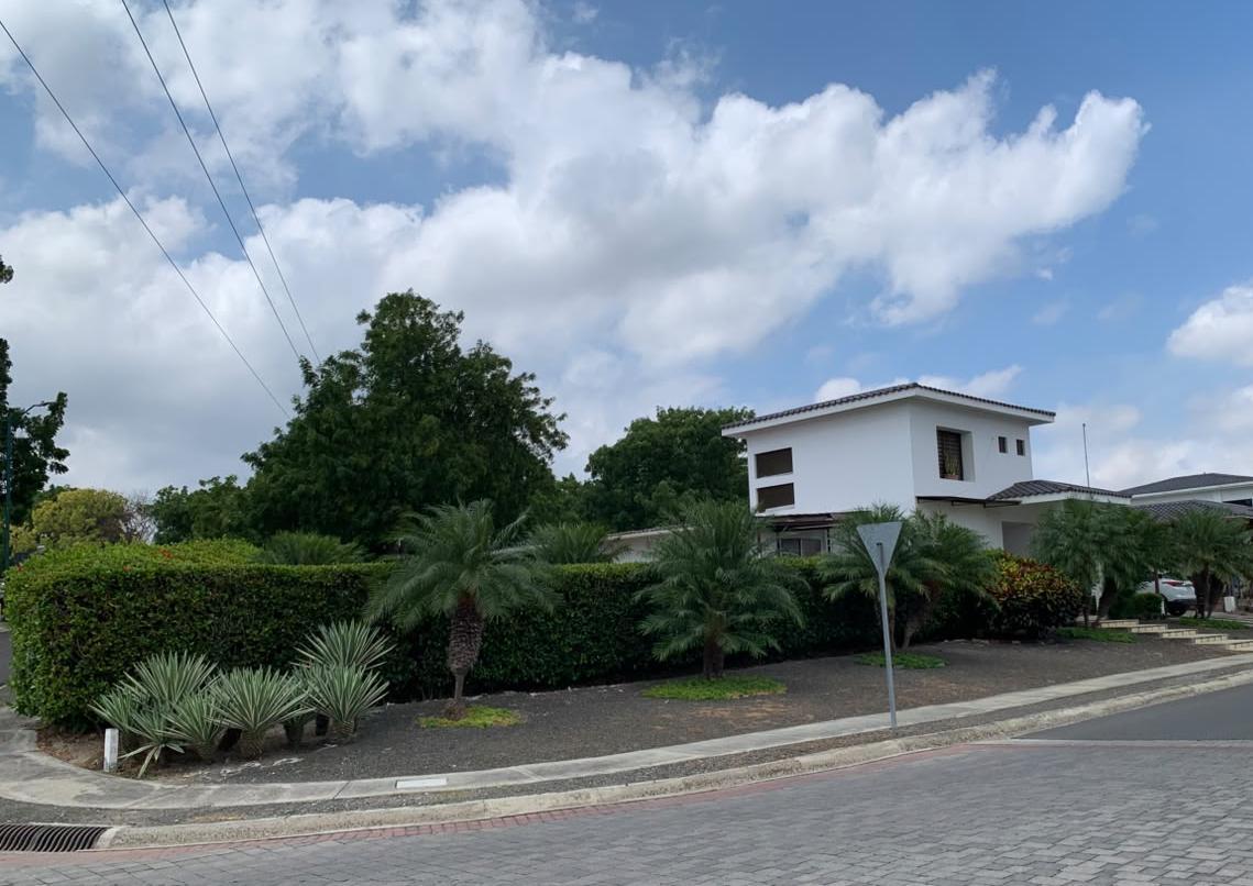Se Vende Casa con Piscina en Montecristi Golf Club, Manabí — imagen 8