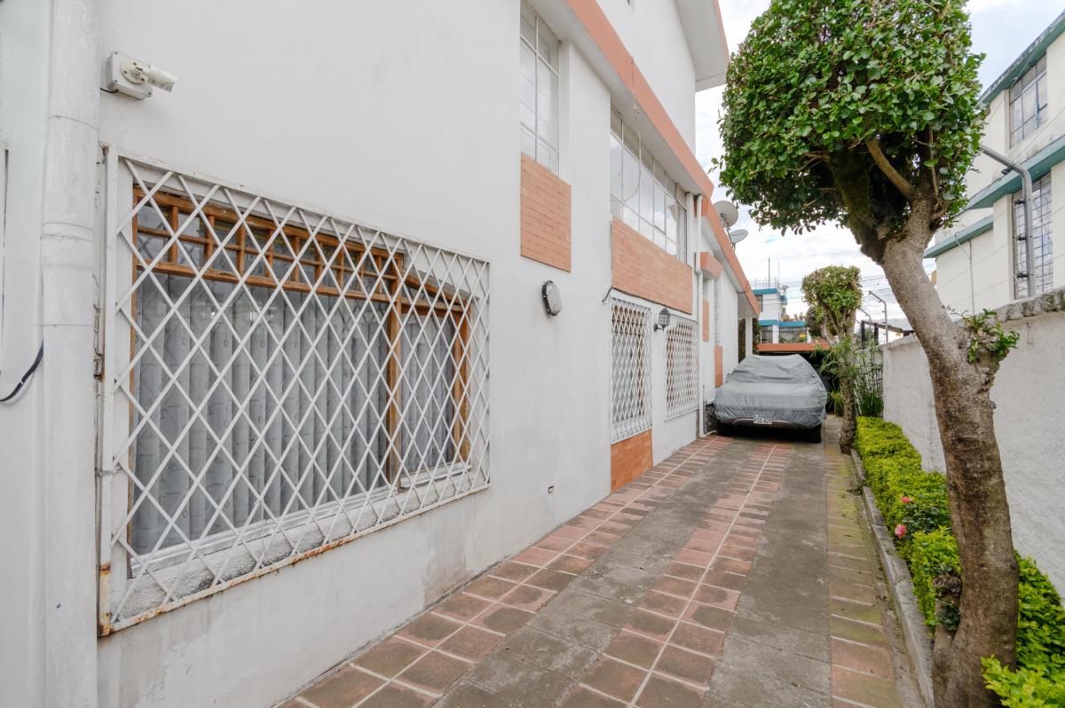 Casa Amplia Ubicada en Zona Residencial/comercial — imagen 9