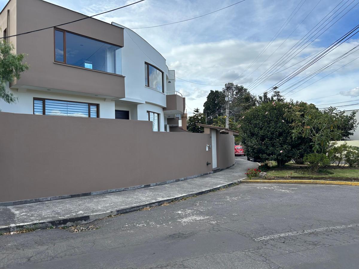 Vendo Hermosa Casa Moderna con Piscina / Urbanizacion Pinar Bajo — imagen 10