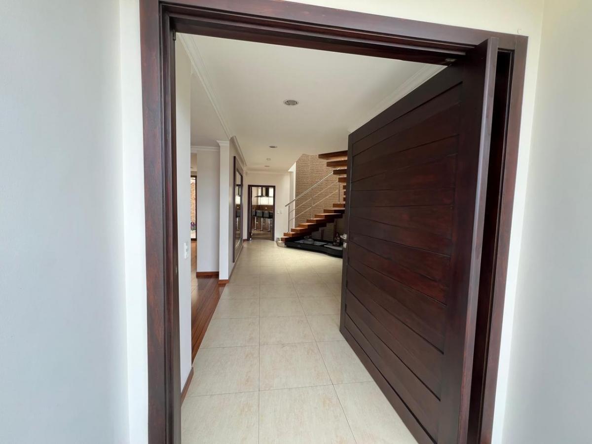 Vendo Hermosa Casa Moderna con Piscina / Urbanizacion Pinar Bajo — imagen 6