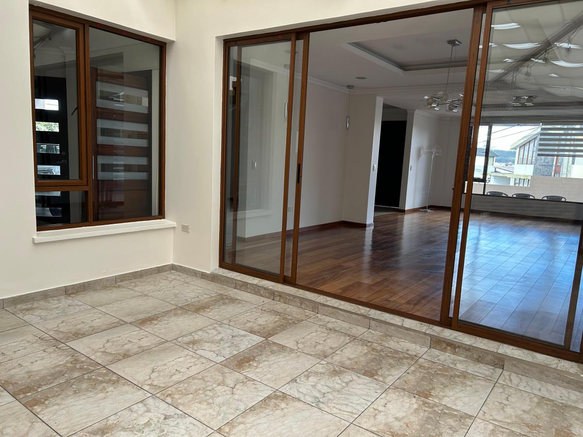 Vendo Hermosa Casa Moderna con Piscina / Urbanizacion Pinar Bajo — imagen 4