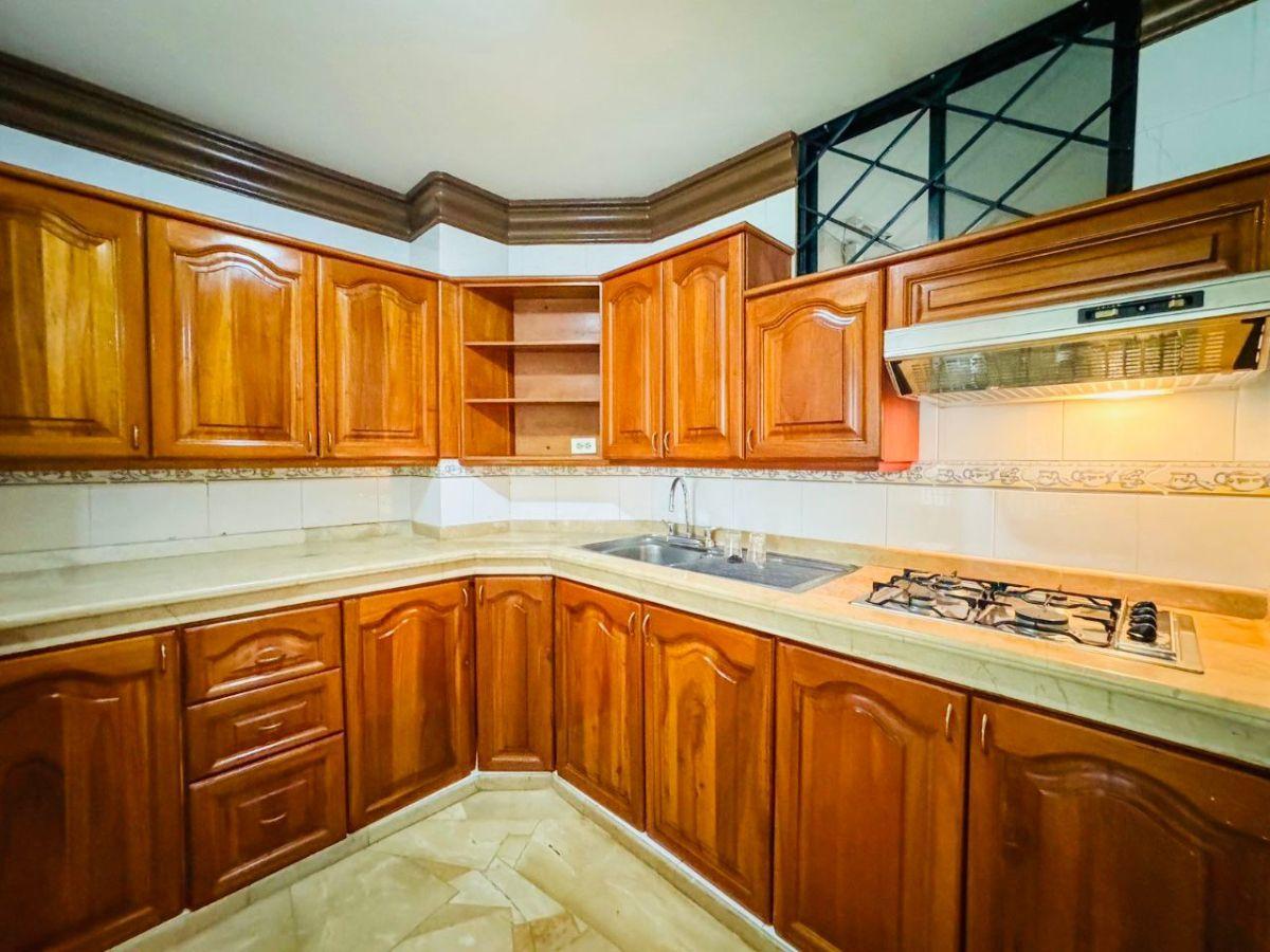 Venta de Departamento de 2 Habitaciones Amoblado en Av Flavio Reyes, Manta, Manabí — imagen 4