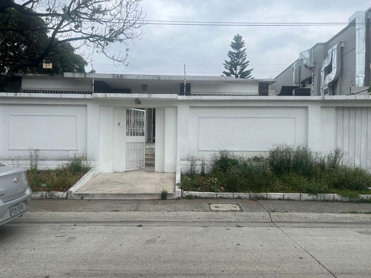 Venta en Urdesa, Calle Cedros, Terreno 1.580 m², Construcción 420 m², Casa P. Baja, Guayas — imagen 9