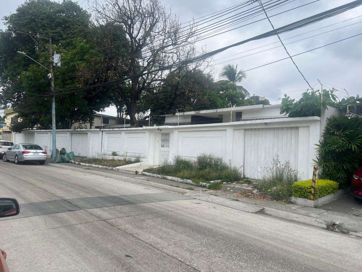Venta en Urdesa, Calle Cedros, Terreno 1.580 m², Construcción 420 m², Casa P. Baja, Guayas — imagen 8