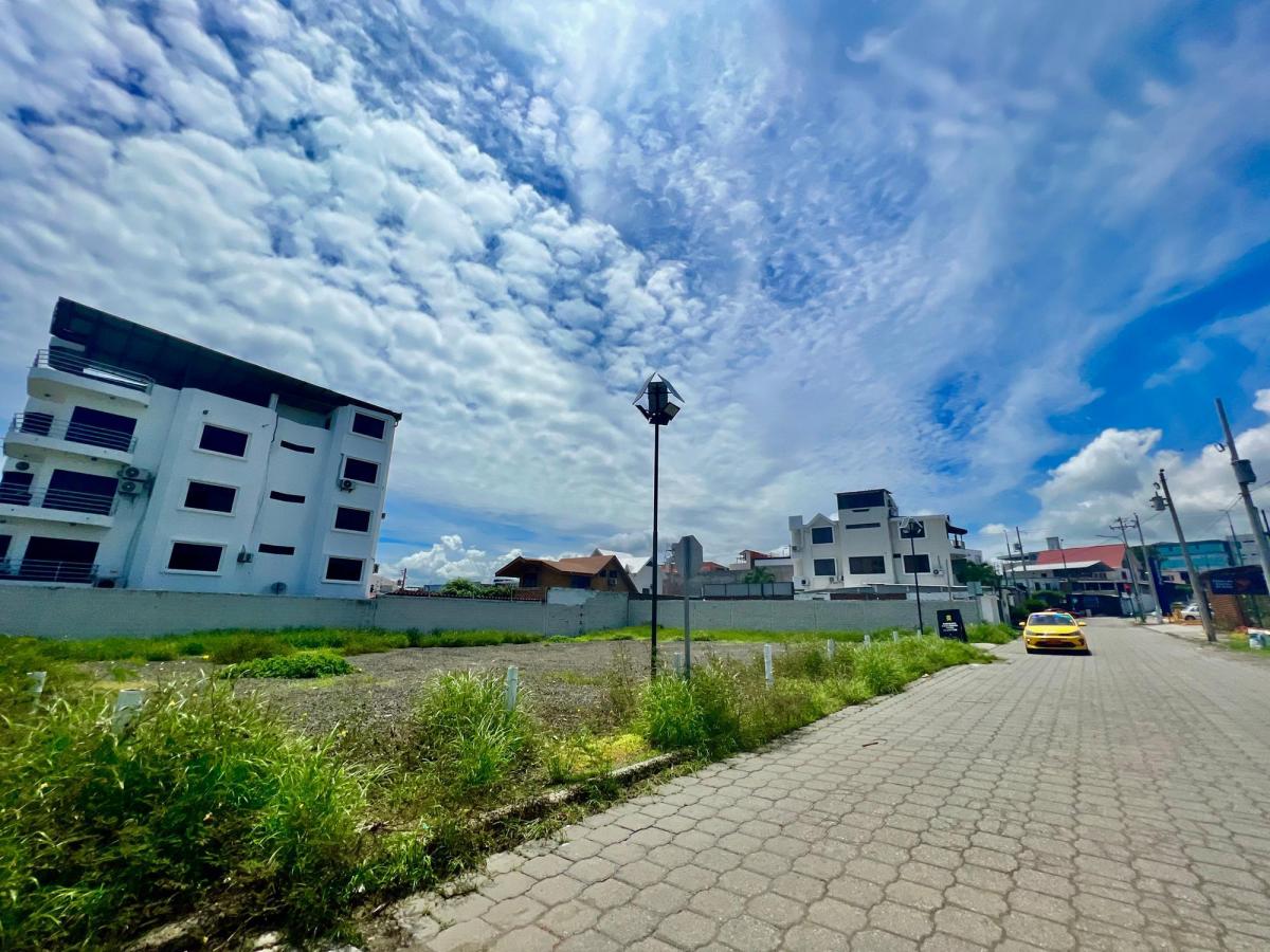 Lote Esquinero Para 12 Pisos en Av Barbasquillo, Manta, Manabí — imagen 4