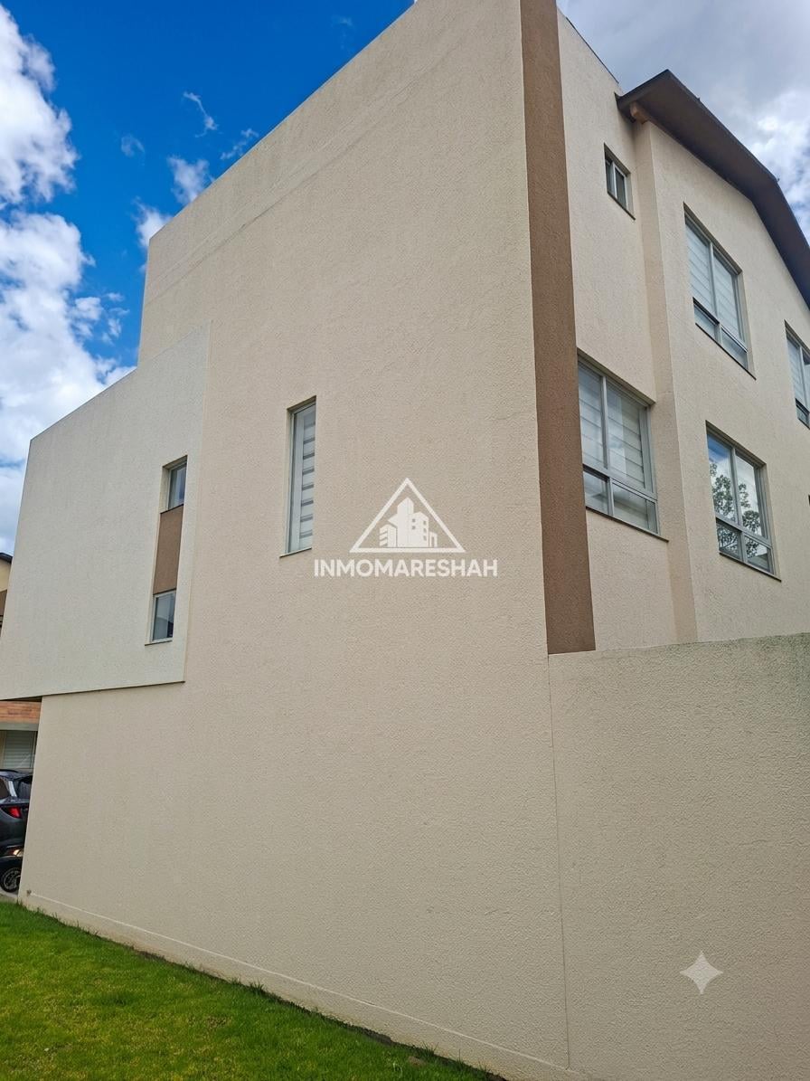 Casa en Venta en Conjunto Exclusivo con Piscina en Pomasqui — imagen 9