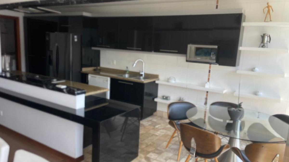 Hermoso Departamento Amoblado Sobre del González Suarez — imagen 9