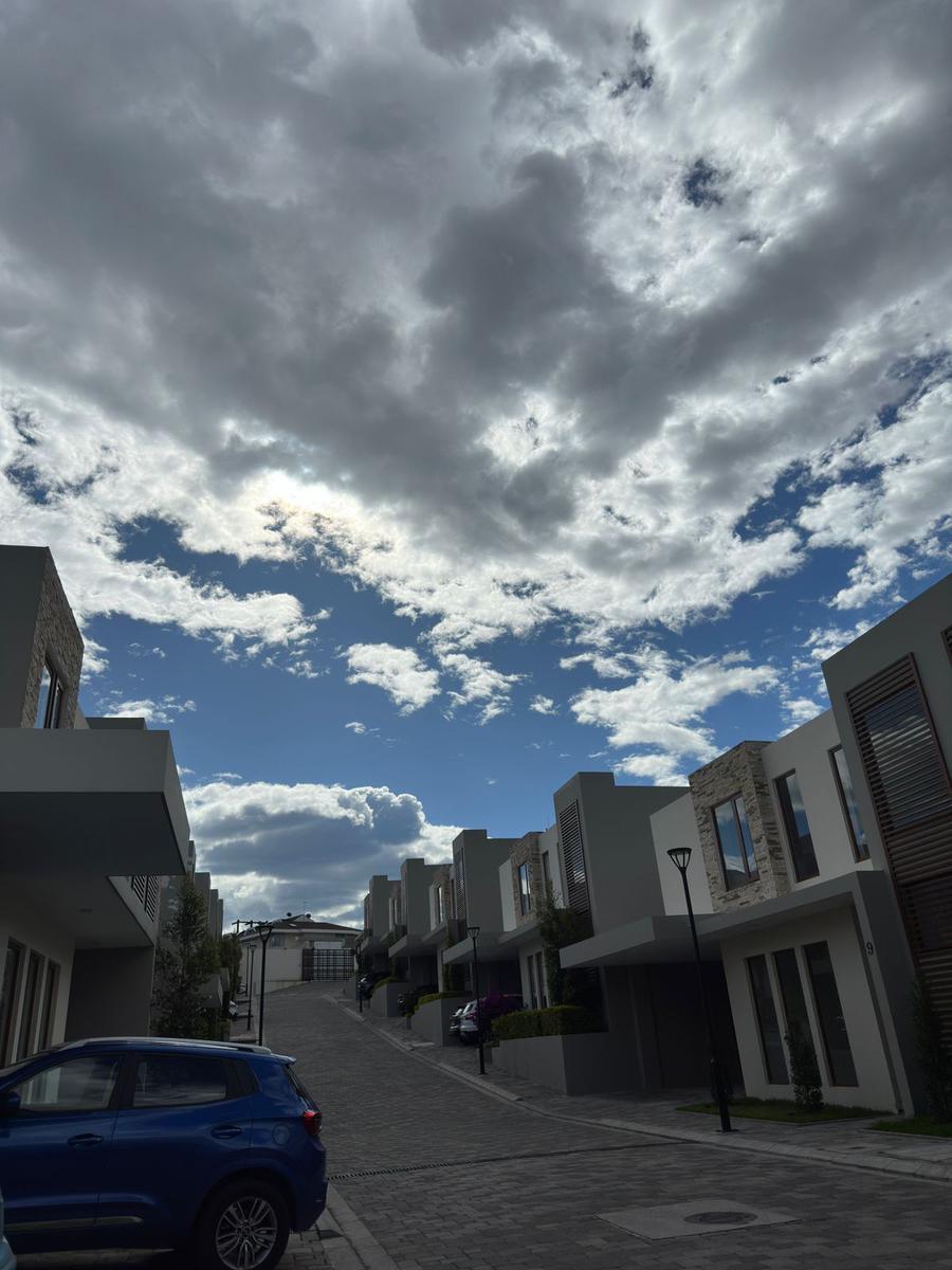 Venta Amplias y Hermosas Casas 3 Dorm., Piscina Propia, Conjunto Privado, Cumbayá — imagen 9