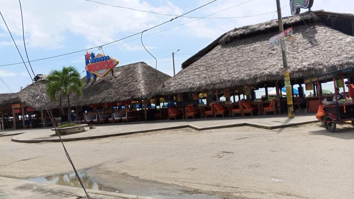 Vendo o Cambio Propiedad Rentera Casa Comercial 10 Locales, en El Malecon de Tonsupa — imagen 3