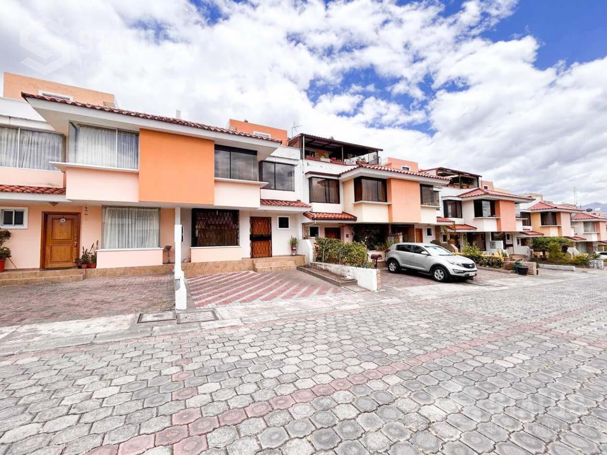 Venta de Casa con Terraza en Sangolquí Cerca Estadio de Inchalillo — imagen 10