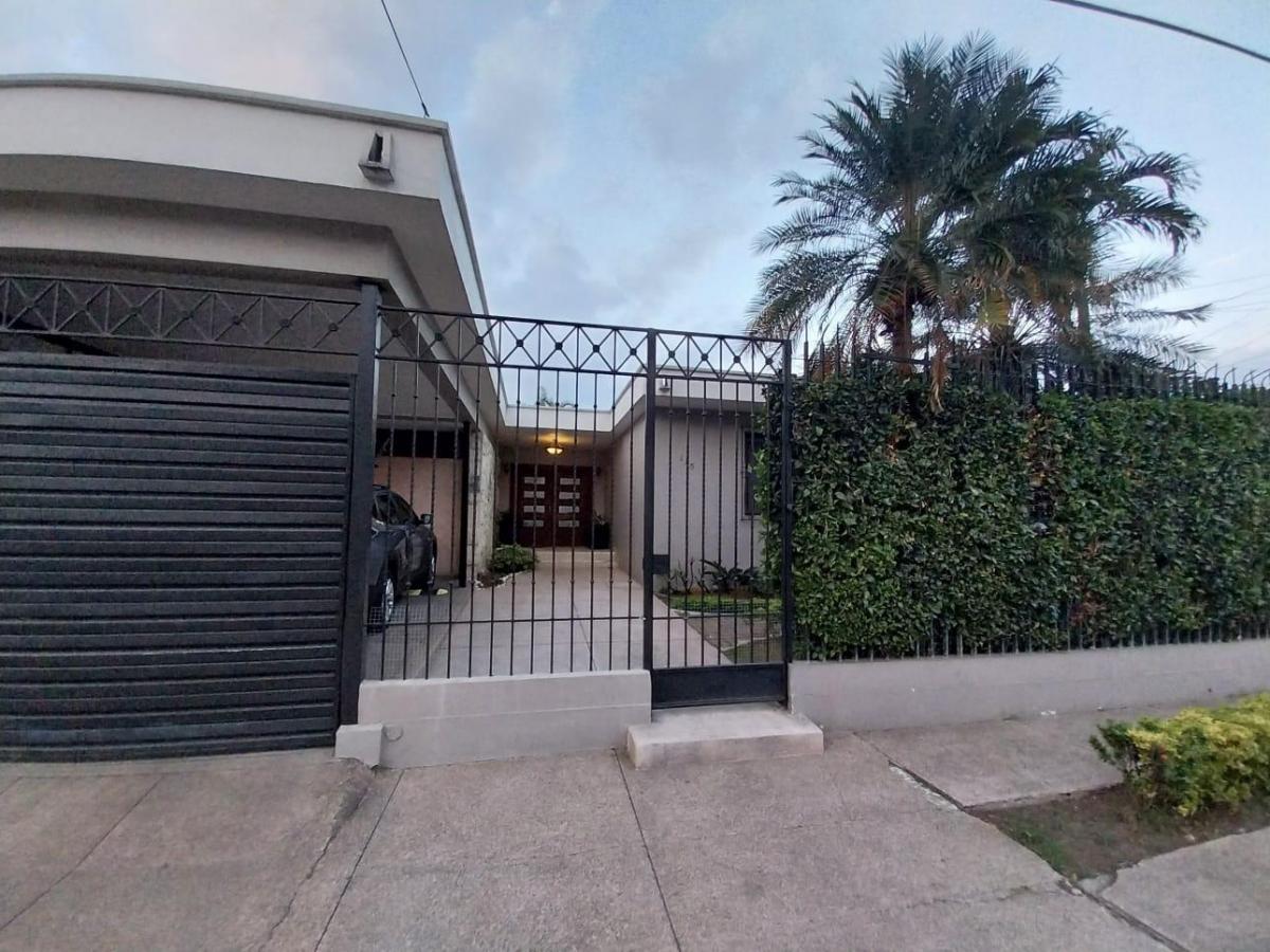 Casa en Venta en Los Ceibos con Piscina, Amplias Áreas Sociales y Suite Independiente, Guayas — imagen 10