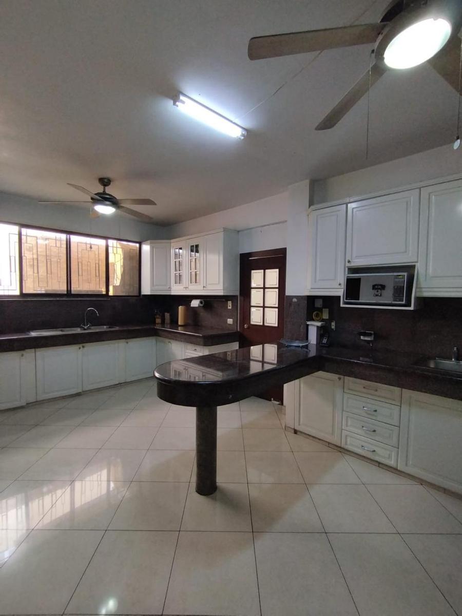 Casa en Venta en Los Ceibos con Piscina, Amplias Áreas Sociales y Suite Independiente, Guayas — imagen 9