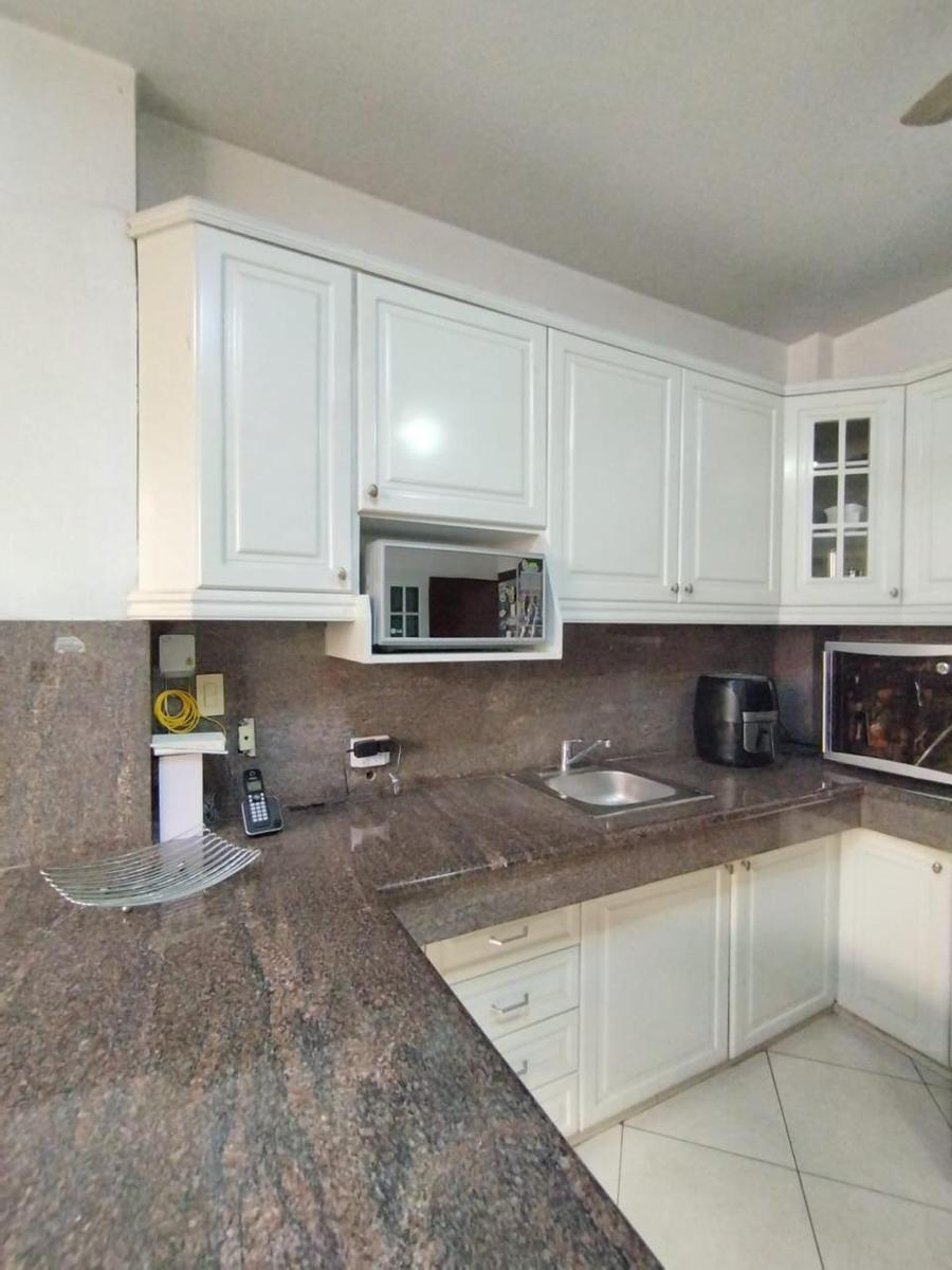 Casa en Venta en Los Ceibos con Piscina, Amplias Áreas Sociales y Suite Independiente, Guayas — imagen 6