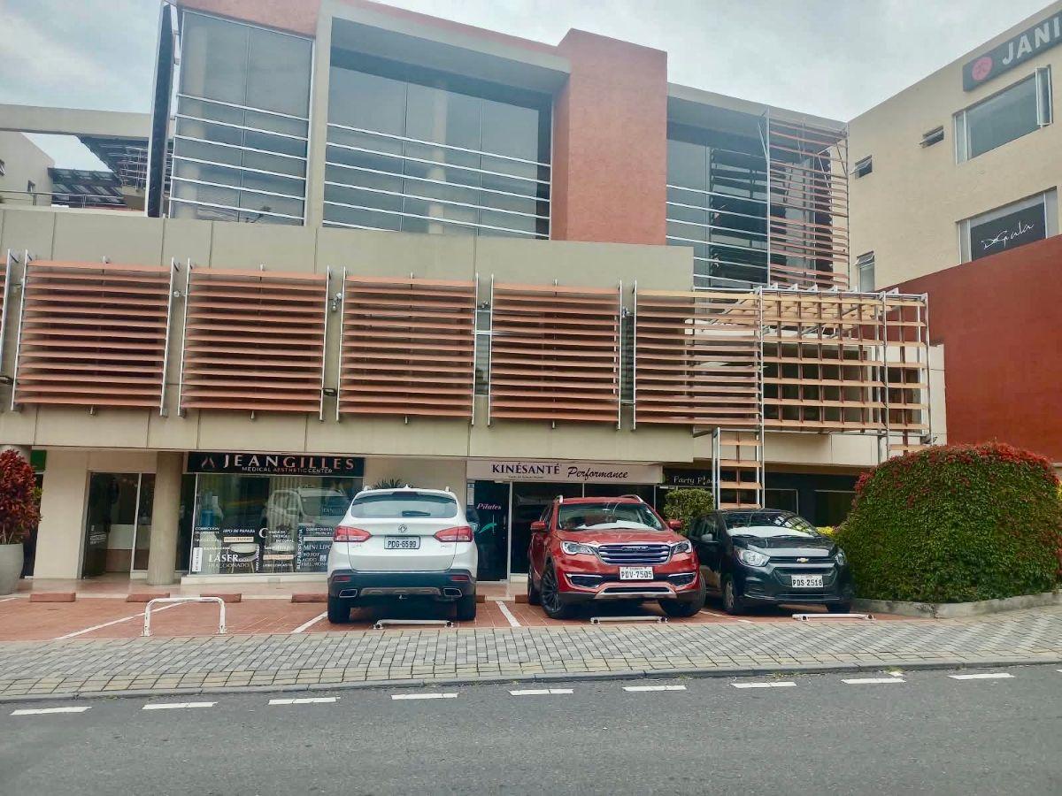Oficina de Venta o Renta en Centro de Negocios Cumbayá en Av Oswaldo Guayasamin — imagen 3