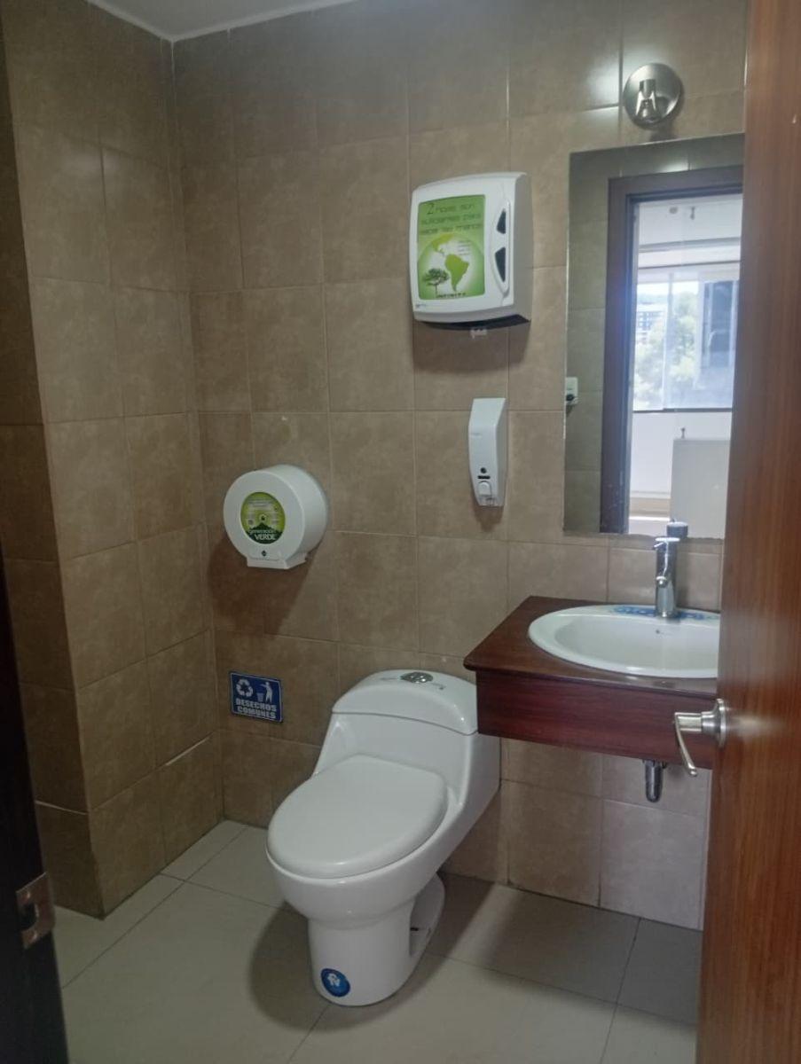 Oficina Comercial de 200 m² en Venta en Iñaquito — imagen 7