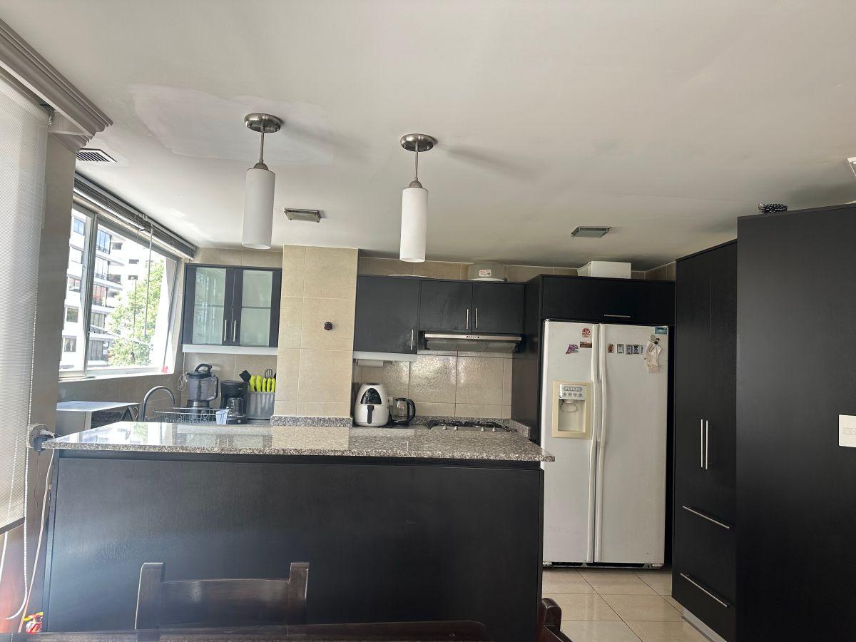 Vendo Bosmediano y Carlos Guerrero Hermoso Departamento 3 Dorm. 2 Estacionamientos, 1 Bodega. Provincia de Pichincha — imagen 4