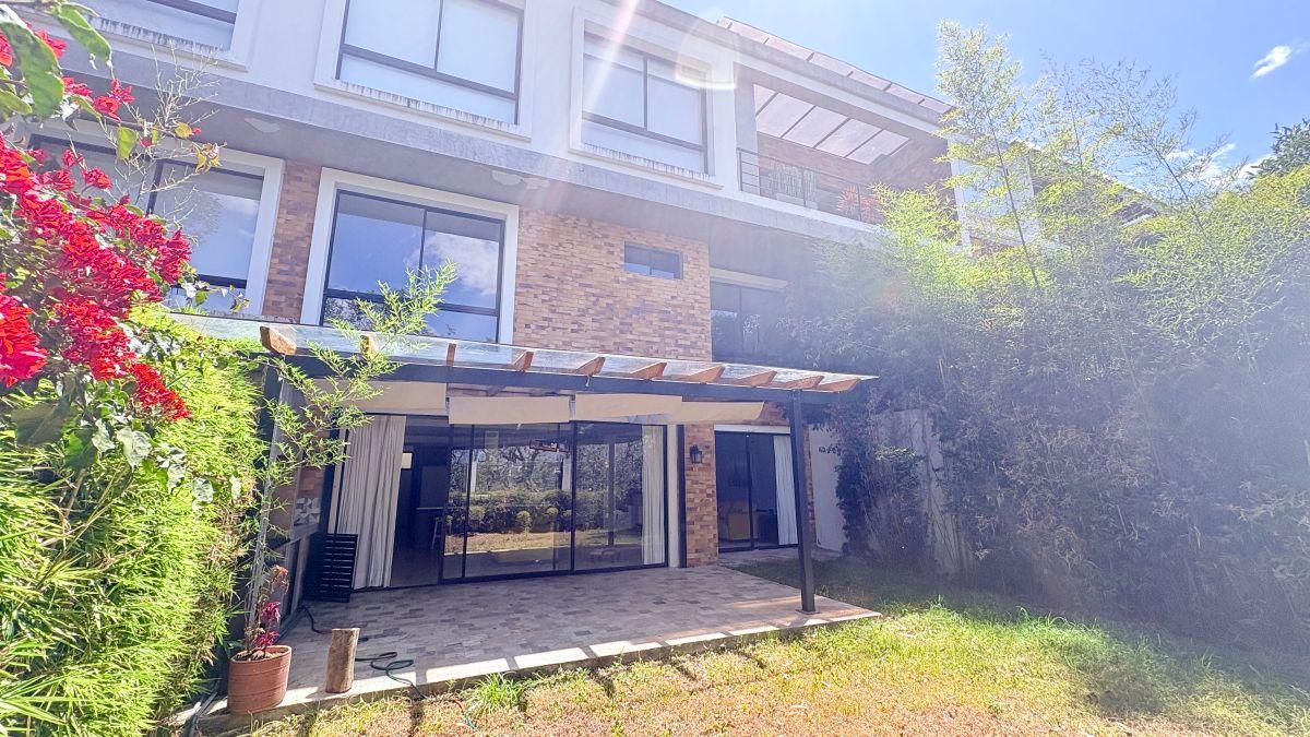 Casa en Venta en Cumbayá | Jardín Privado — imagen 10