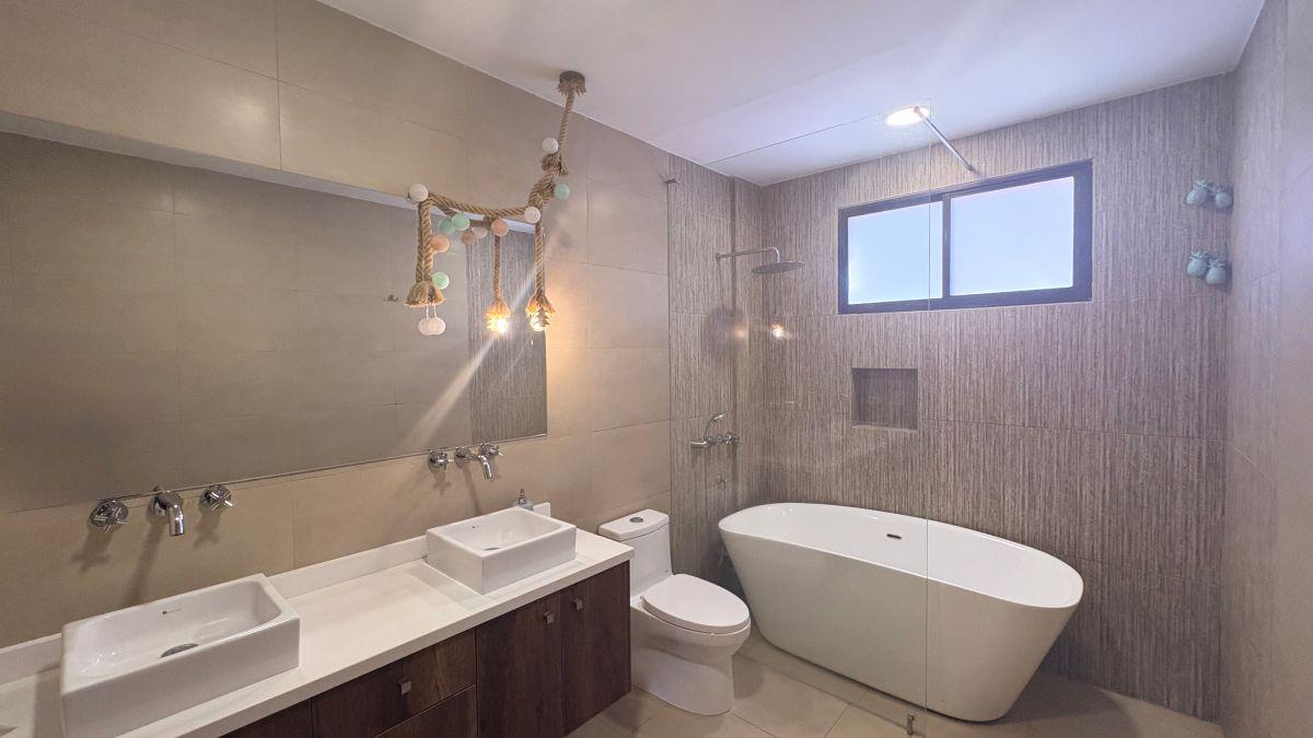 Casa en Venta en Cumbayá | Jardín Privado — imagen 4