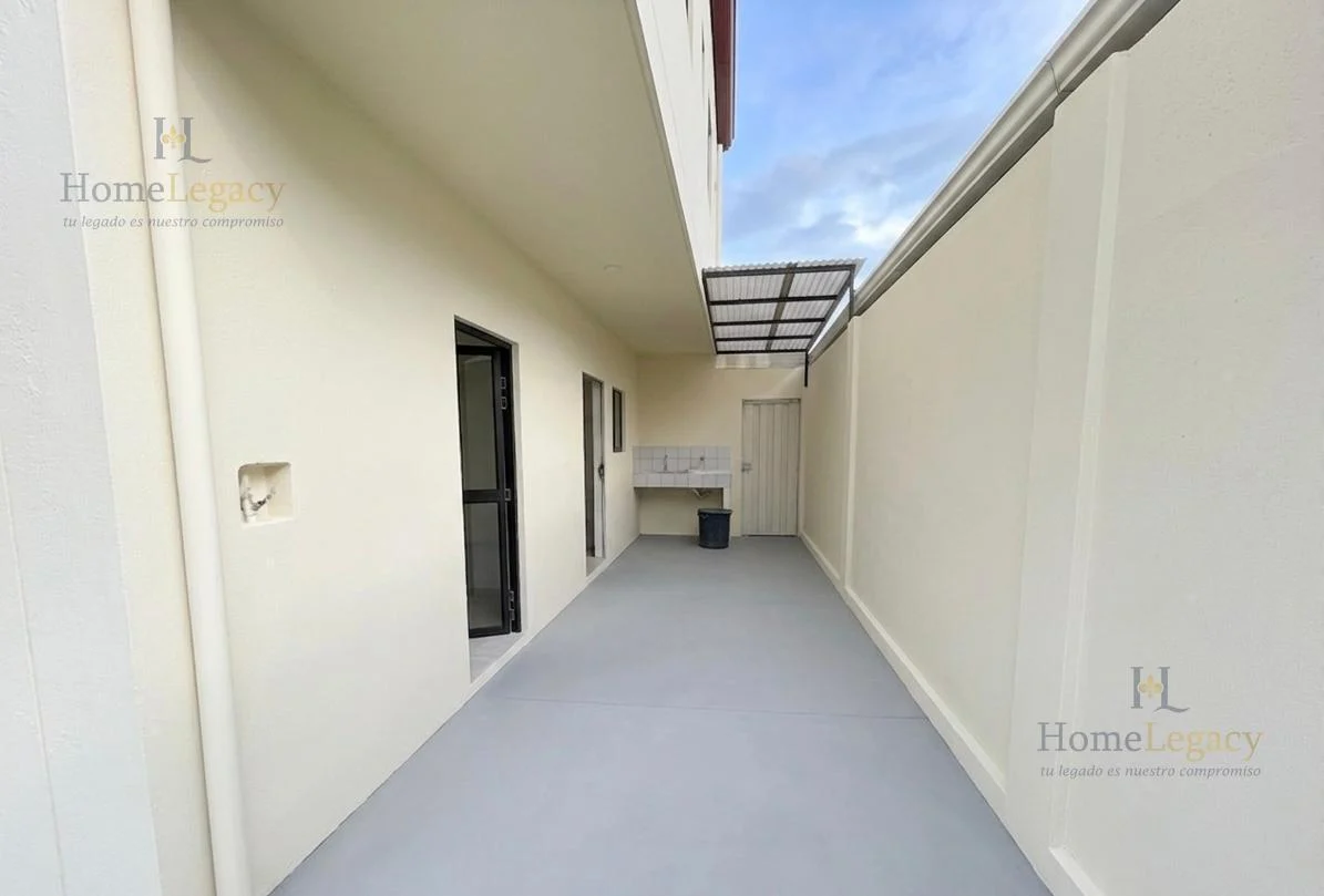 Venta de Casa Esquinera de 3 Dorm. con Patio y 2 Garajes en Guayaquil Am, Guayas — imagen 9