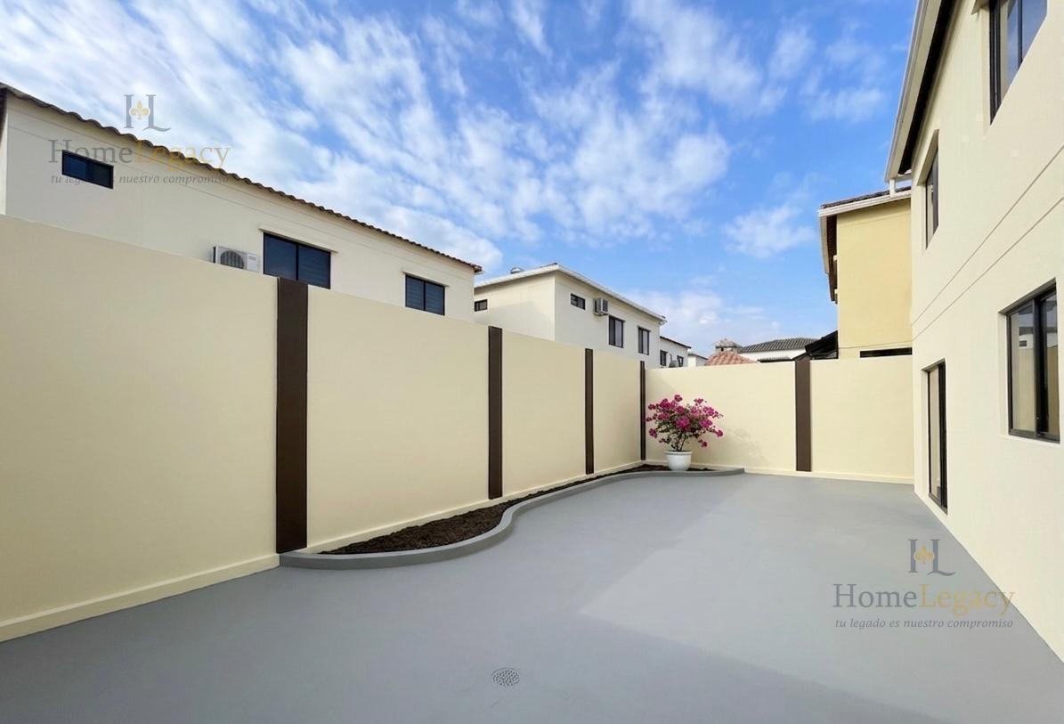 Venta de Casa Esquinera de 3 Dorm. con Patio y 2 Garajes en Guayaquil Am, Guayas — imagen 8