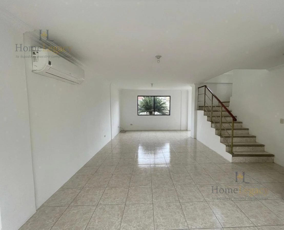 Venta de Casa Esquinera de 3 Dorm. con Patio y 2 Garajes en Guayaquil Am, Guayas — imagen 7