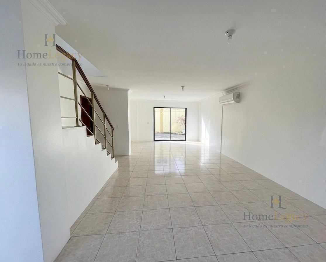 Venta de Casa Esquinera de 3 Dorm. con Patio y 2 Garajes en Guayaquil Am, Guayas — imagen 6
