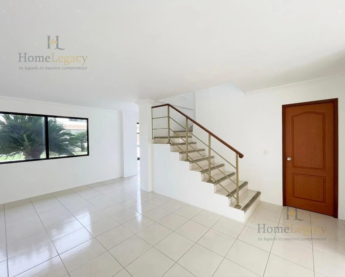 Venta de Casa Esquinera de 3 Dorm. con Patio y 2 Garajes en Guayaquil Am, Guayas — imagen 5