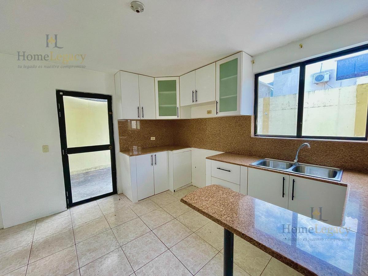 Venta de Casa Esquinera de 3 Dorm. con Patio y 2 Garajes en Guayaquil Am, Guayas — imagen 3