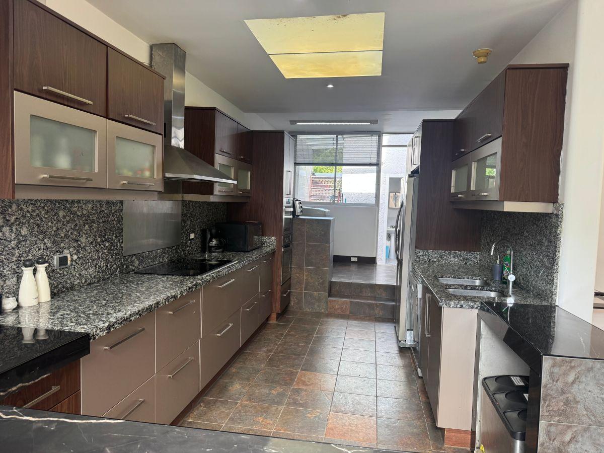 Vendo Casa en Tumbaco, 433 m², con Piscina, 4 Dorm. con Sus Baños, Lindas Terrazas! — imagen 8