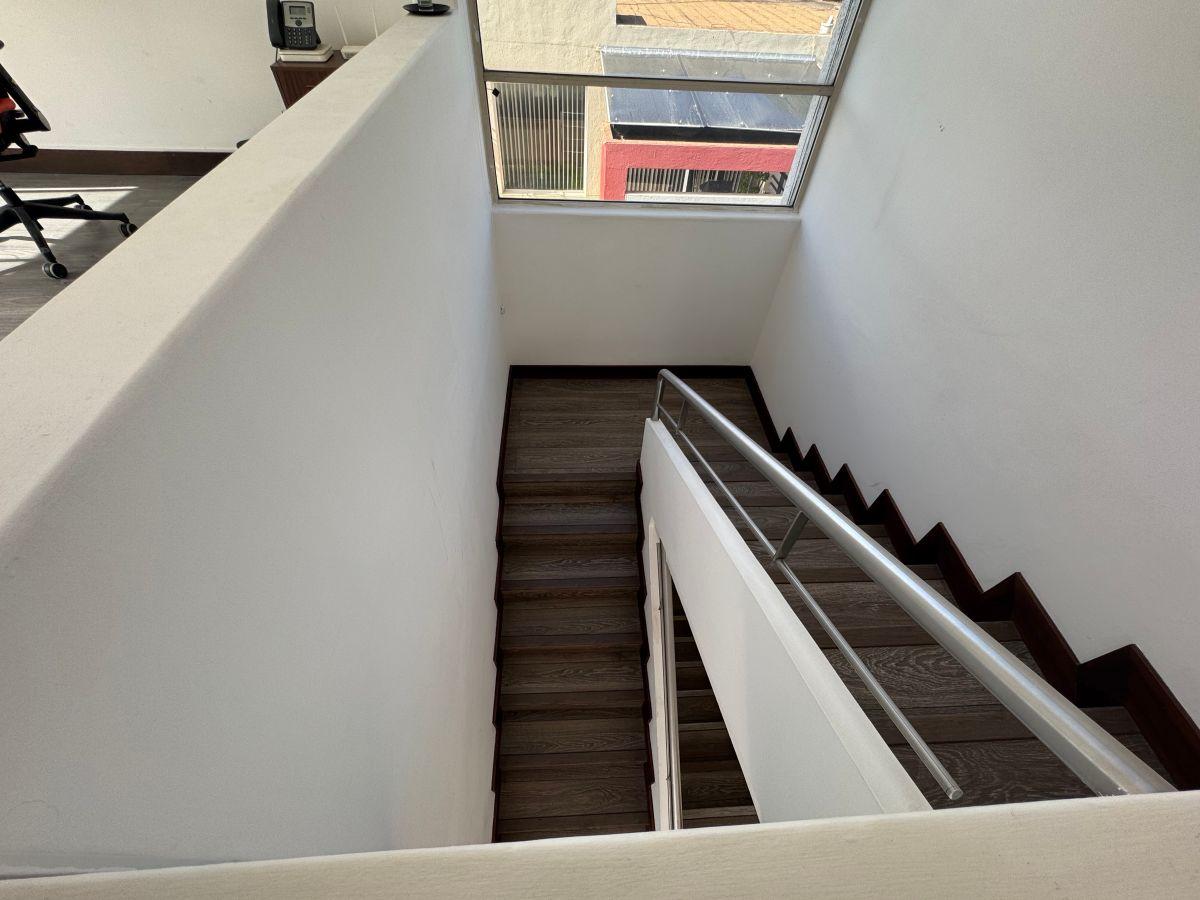 Vendo Casa en Tumbaco, 433 m², con Piscina, 4 Dorm. con Sus Baños, Lindas Terrazas! — imagen 4