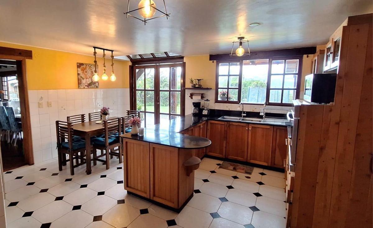 Vive Seguro con Una Bella Casa Tipo Campestre Para un Estilo de Vida en Familia con La Mejor Vista — imagen 4