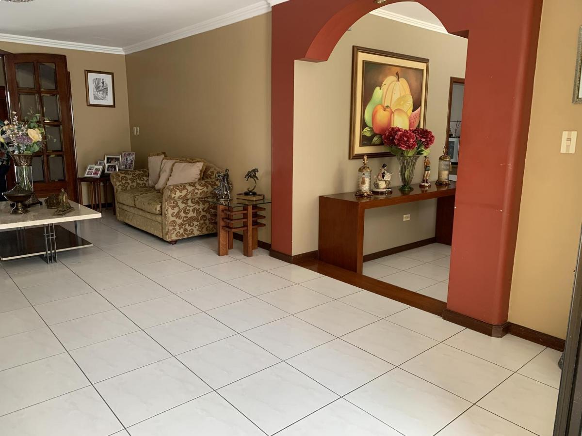Casa con 4 Habitaciones y Piscina en Ceibos Norte en Venta, Guayas — imagen 7