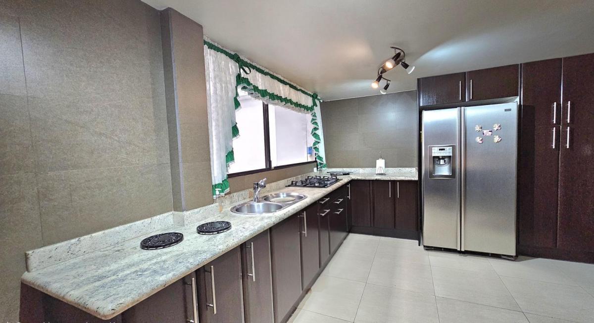 Venta Casa Amplia y Luminosa en La Unión Nacional, Cerca del Quito Tenis — imagen 10