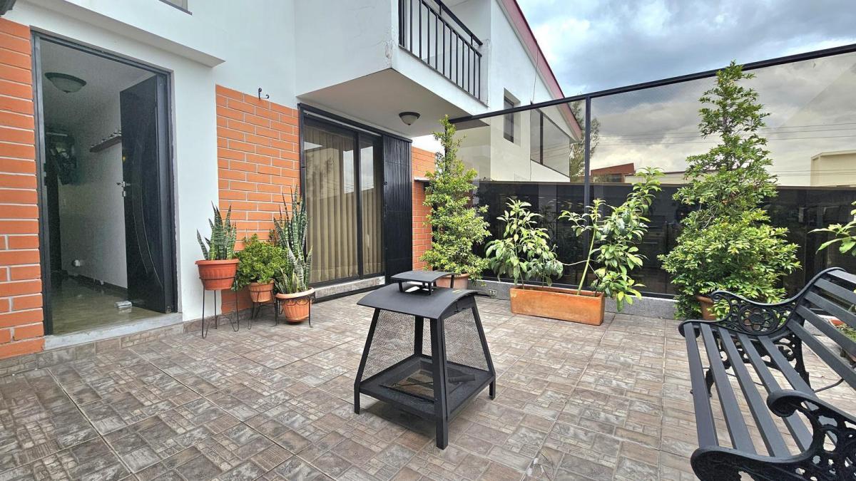 Venta Casa Amplia y Luminosa en La Unión Nacional, Cerca del Quito Tenis — imagen 9