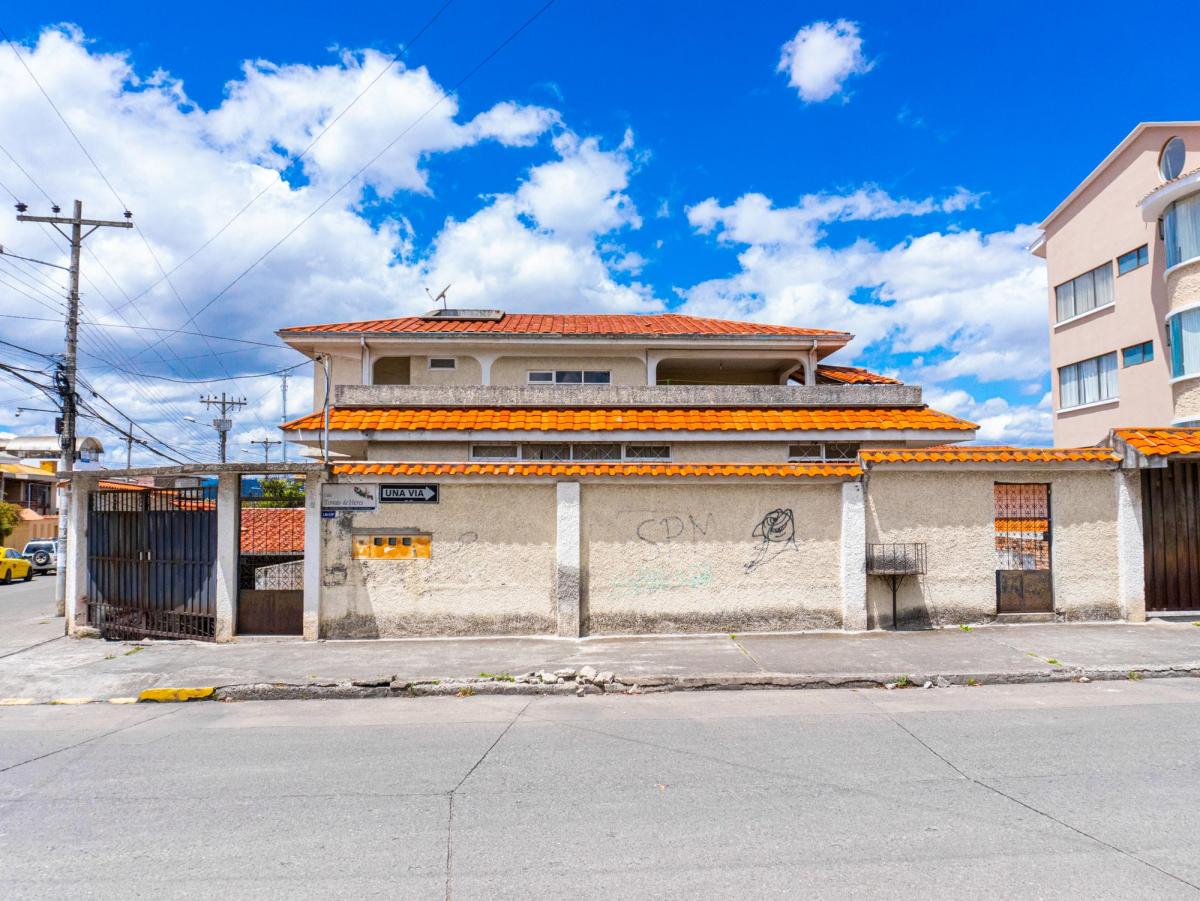 Casa Rentera de Tres Departamentos a Dos Cuadras de La U. Catolica, Azuay — imagen 10