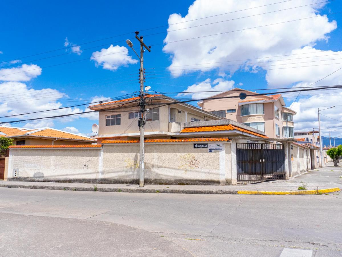 Casa Rentera de Tres Departamentos a Dos Cuadras de La U. Catolica, Azuay — imagen 9