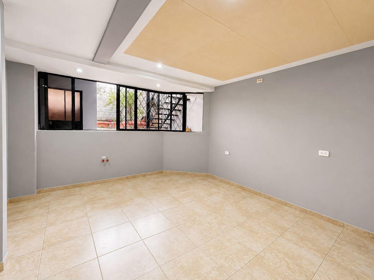 En Venta | Amplia Casa de 3 Pisos con Local Comercial y 6 Dorm., Azuay — imagen 9