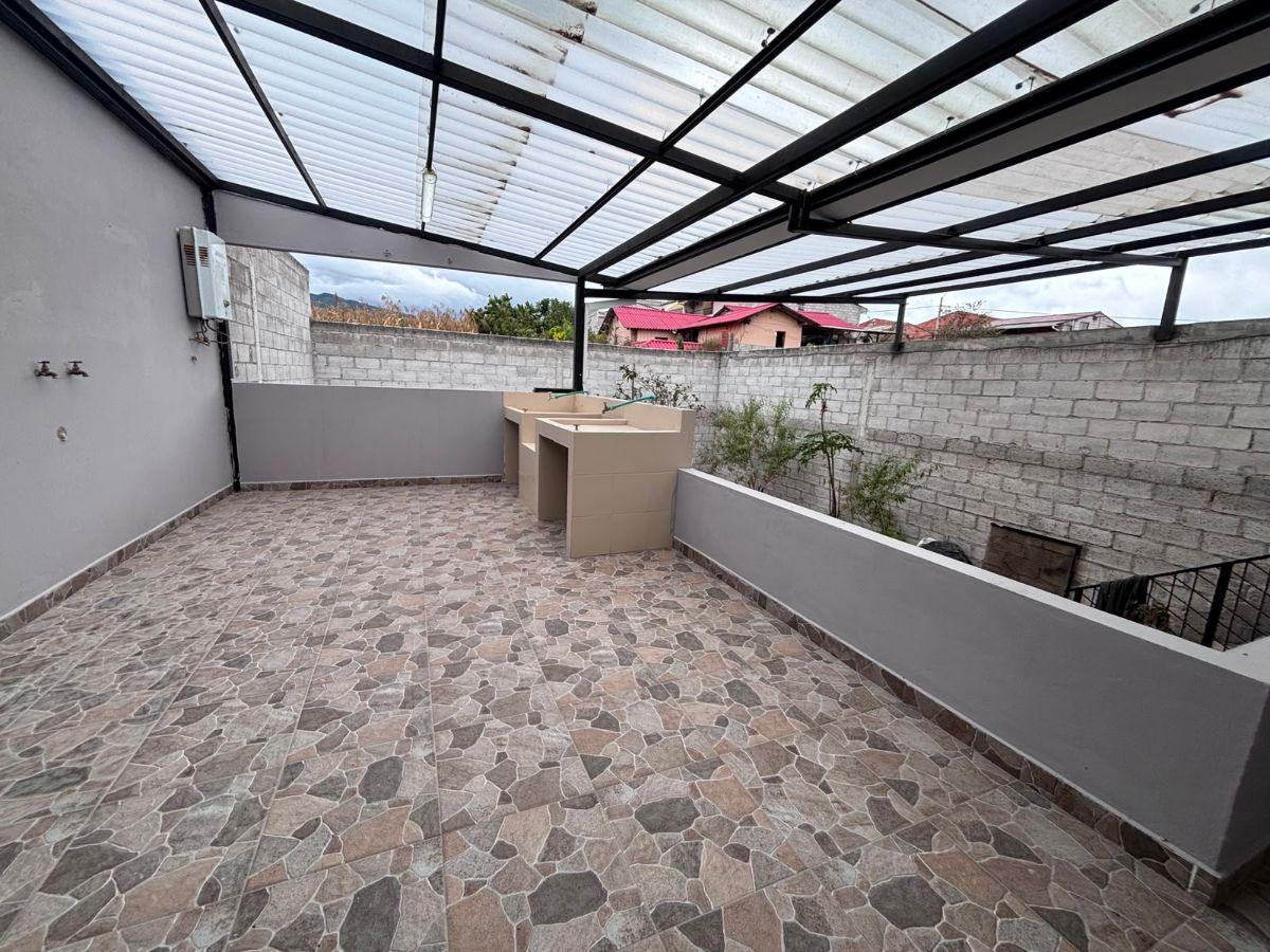 En Venta | Amplia Casa de 3 Pisos con Local Comercial y 6 Dorm., Azuay — imagen 7