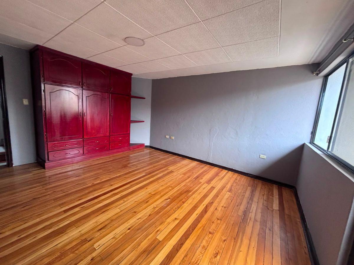 En Venta | Amplia Casa de 3 Pisos con Local Comercial y 6 Dorm., Azuay — imagen 6